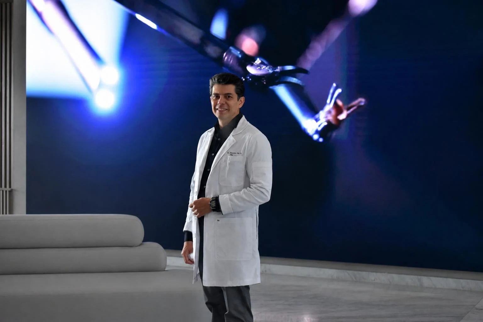Dr. Ricardo Lúa durante una presentación médica